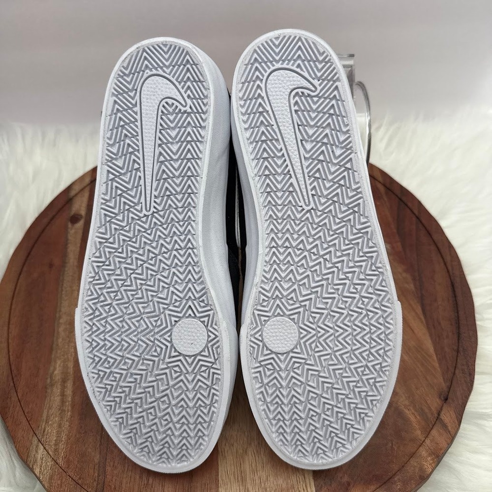 Nike SB Charge Solarsoft Black White Suede Low Top Sneakers IM4399-001 Womens 10 - Picture 7 of 10